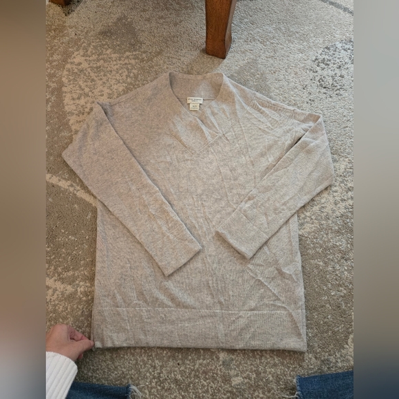 Club Monaco Sweaters - Cashmere Club Monaco Light Grey V Neck Sweater